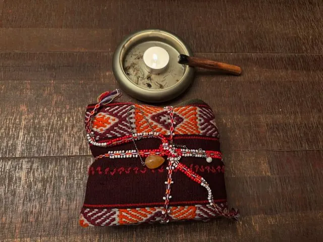 Een mesa met een brandende kaars en vuur